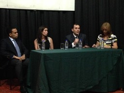Mesa redonda del equipo de cirujanos.